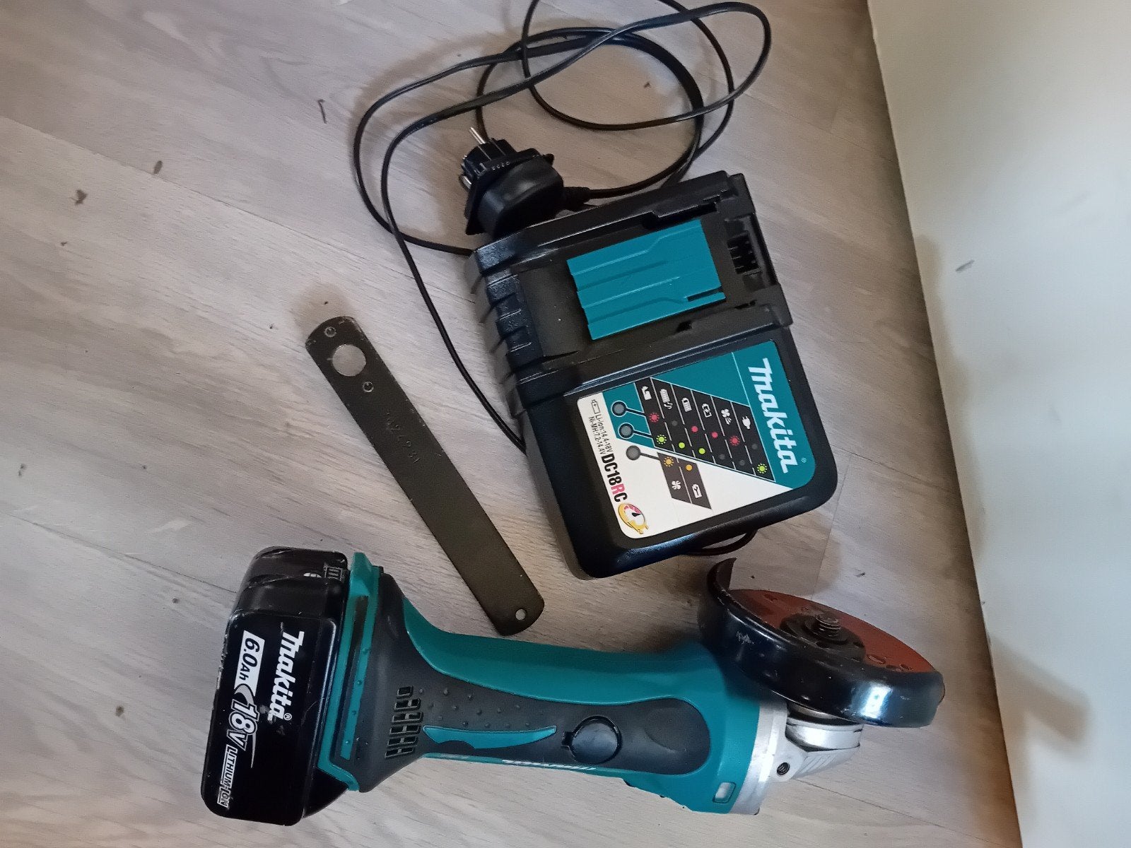 Makita slijptol met accu en lader, Ophalen of Verzenden, Gebruikt, Haakse slijper, Makita