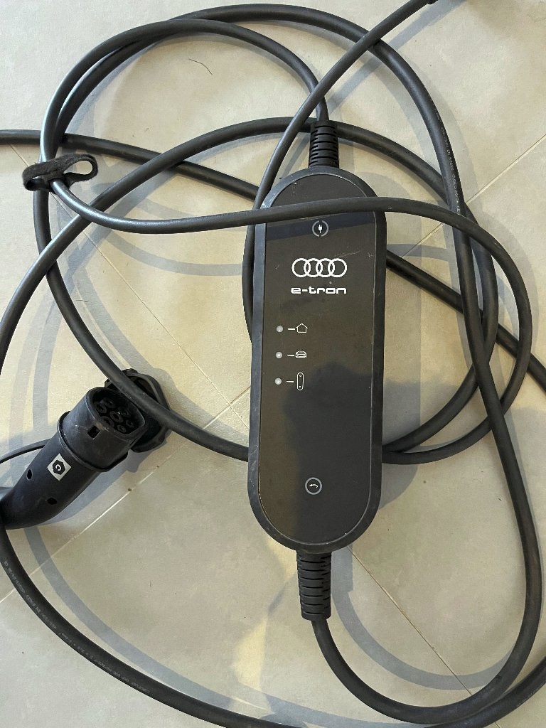 Audi acculader, Ophalen of Verzenden, Audi