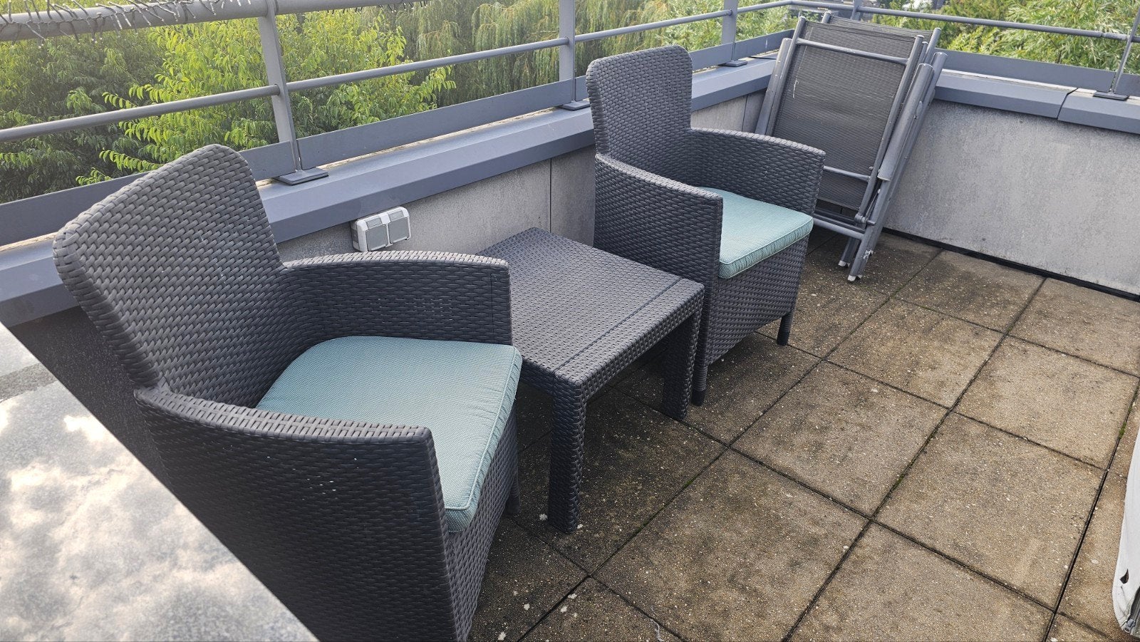 2 kunststof tuinstoelen met bijzettafel