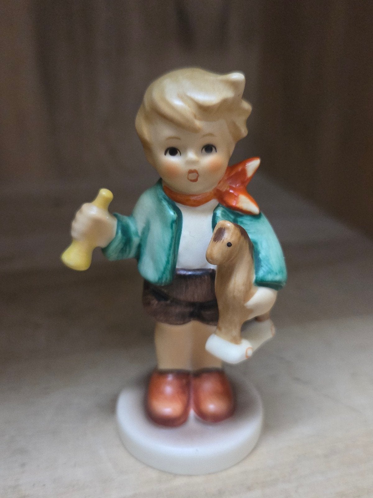 Vintage Hummel beeldje: Jongen met fluit en hobbelpaard, Ophalen of Verzenden, Zo goed als nieuw, Hummel