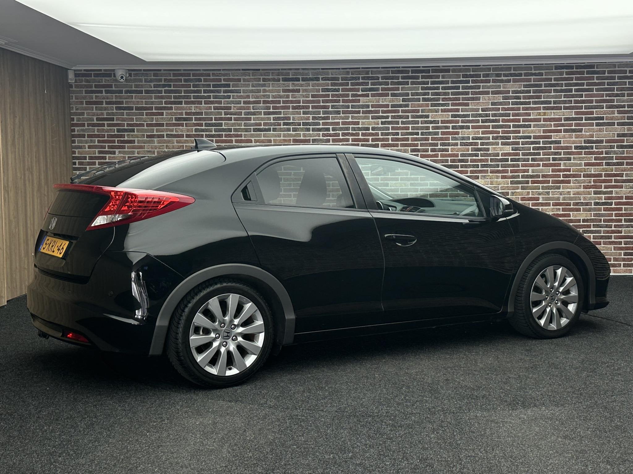 Honda Civic 1.8 Executive Automaat Trekhaak Xenon Camera Nav, Auto's, Gebruikt, Euro 6, 4 cilinders, Zwart