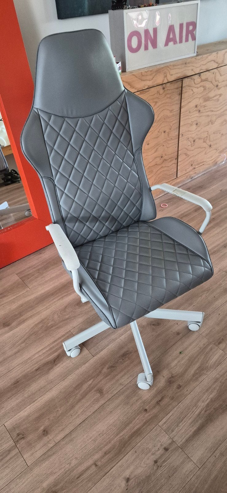 Mooie grijze gamestoel van leer - IKEA, Ophalen