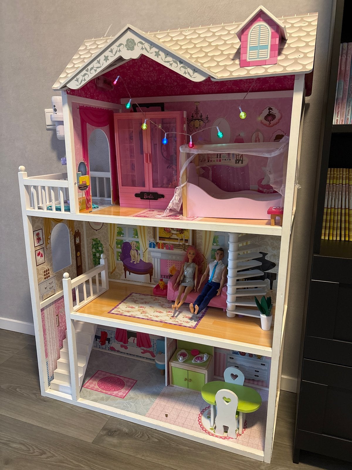 Groot en compleet barbie poppenhuis met meubels en poppen, Kinderen en Baby's, Ophalen, Zo goed als nieuw, Poppenhuis