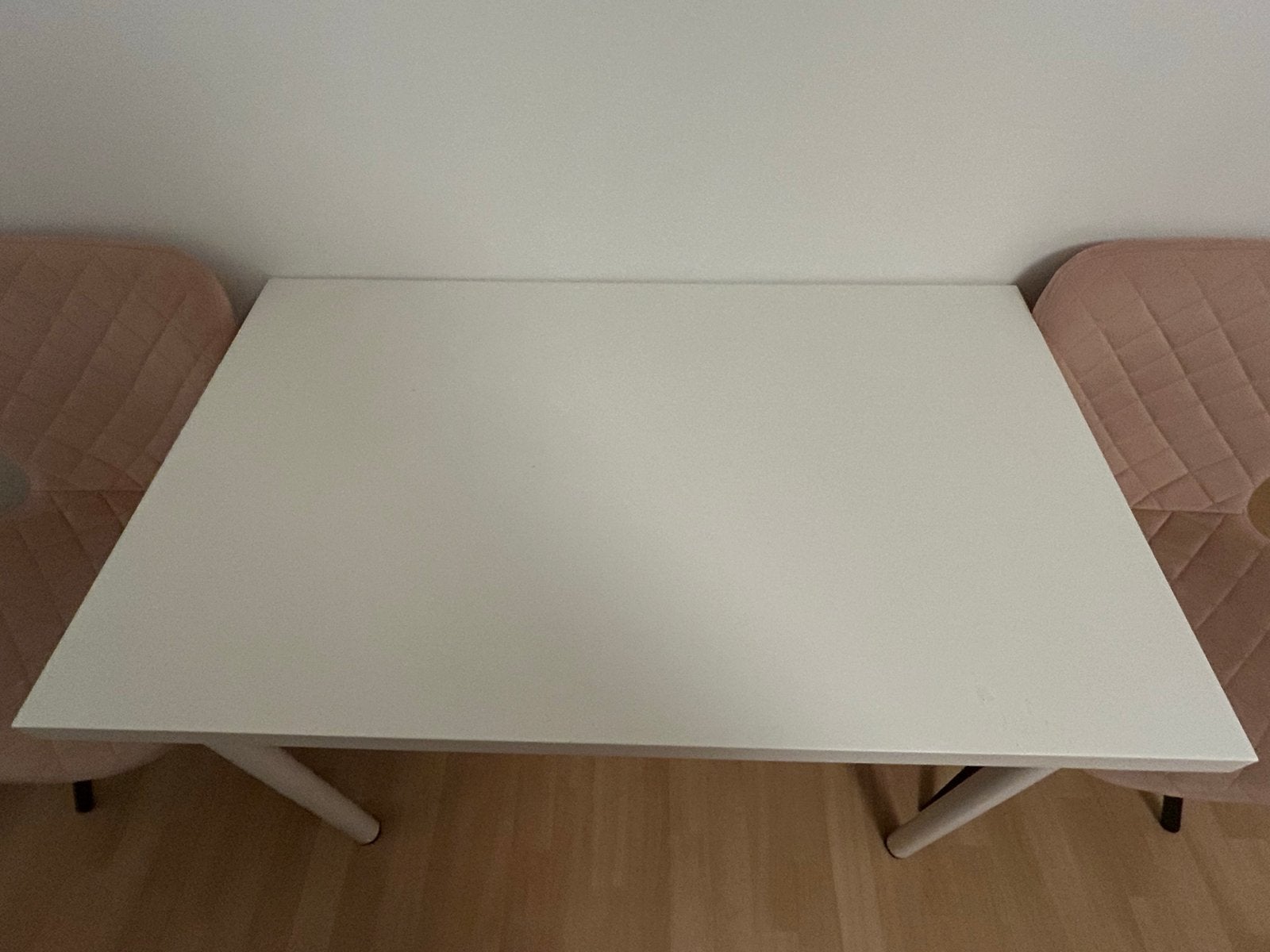Wit IKEA bureau met 2 roze stoelen met ruitstiksel, Ophalen, Gebruikt, IKEA