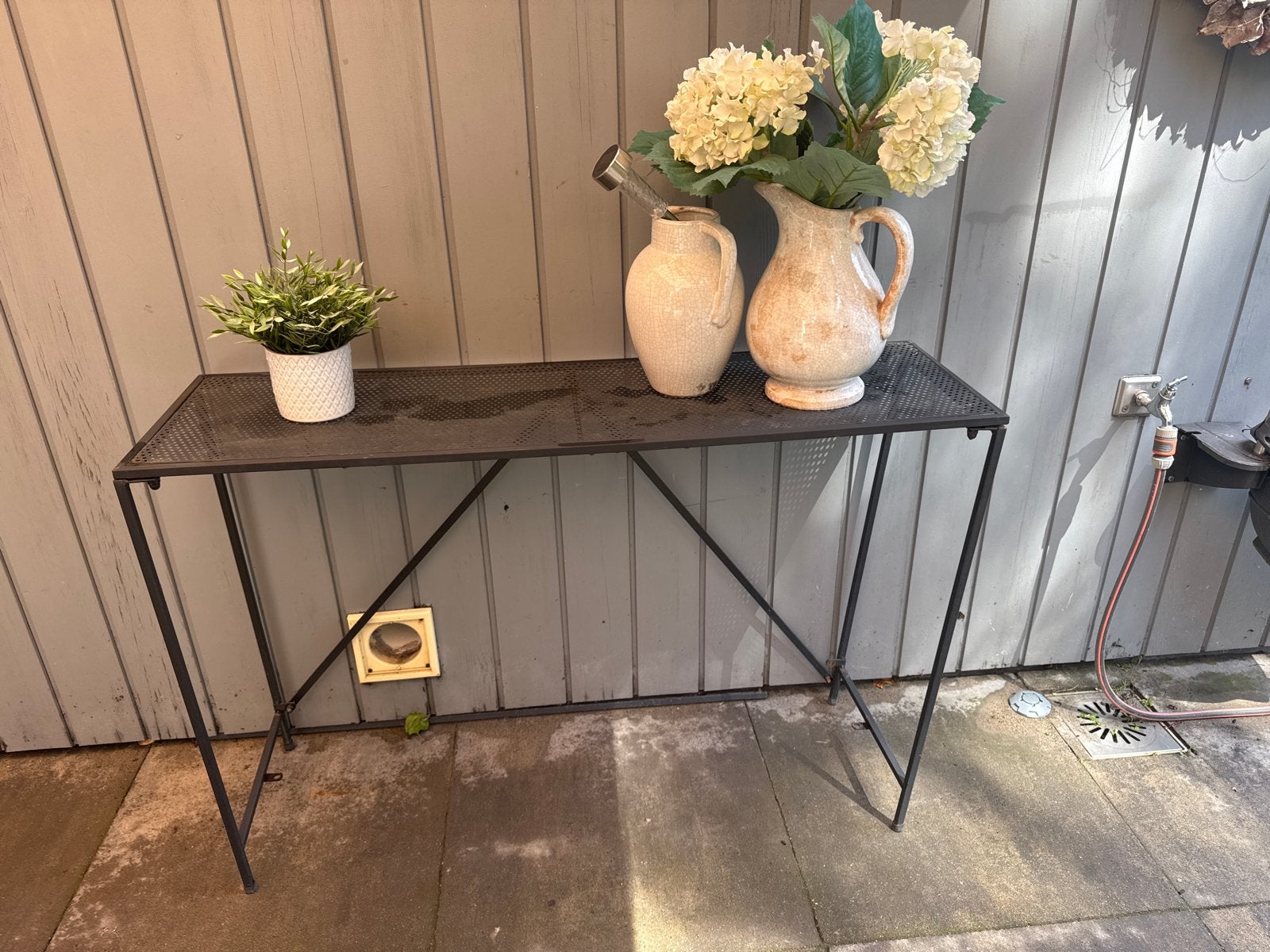 Zwart metalen bijzettafel voor buiten met decoratie, Ophalen of Verzenden, Gebruikt, Rechthoekig, Metaal