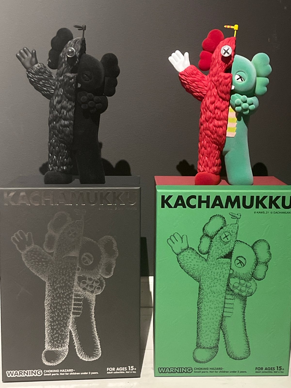 KAWS KACHAMUKKU Vinyl Figuren Set (Zwart & Rood/Groen), Antiek en Kunst, Meerkleurig, Ophalen of Verzenden, Set, Pop/figuur