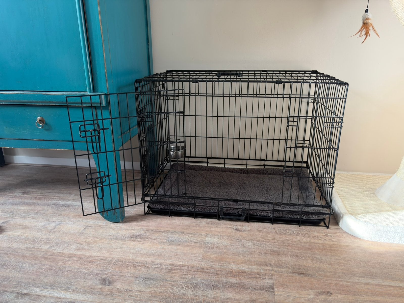 Stevige zwarte bench met nieuw kussen en voerbak, Dieren en Toebehoren, Ophalen, Gebruikt