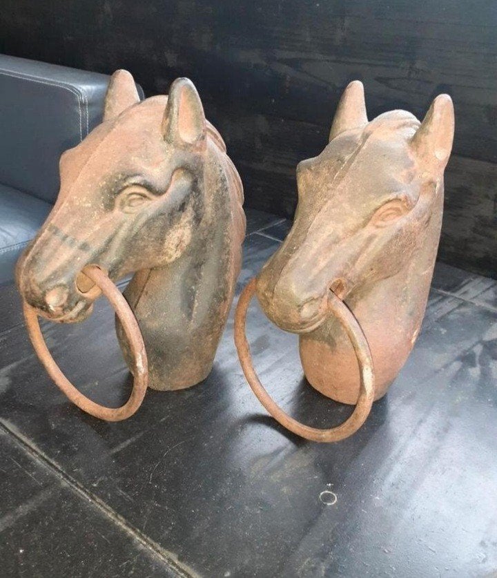 Set van twee gietijzeren paarden paalkoppen., 0 tot 2 jaar