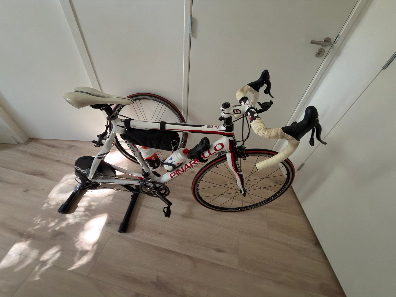 Pinarello FP Due FR.52 met Fietstrainer Wahoo Kickr Core, 28 inch, Gebruikt, Carbon, 10 tot 15 versnellingen
