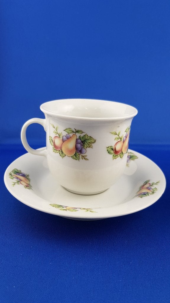 Vintage kop en schotel, wit met fruit motief x 4. 6A2, Tweedehands verkoop, Tweedehands verkoop, Gebruikt, Ophalen of Verzenden