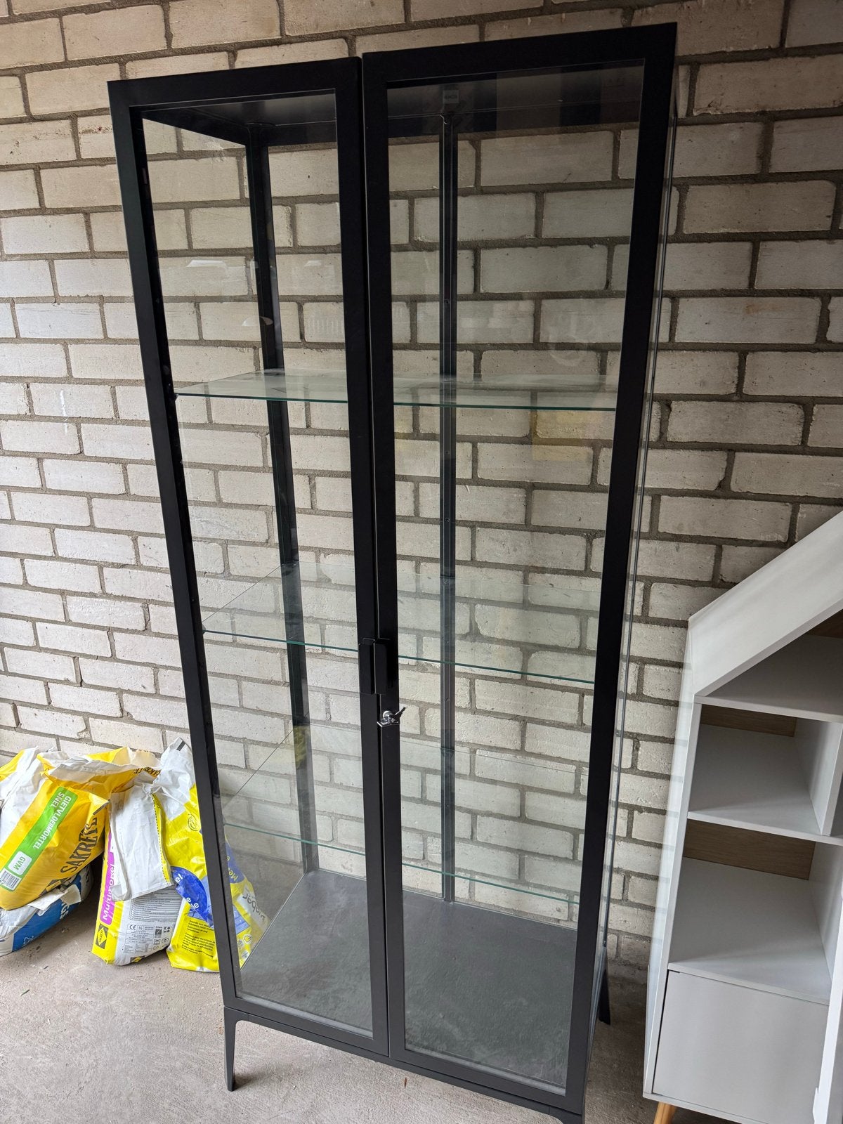 Vitrinekast Milsbo IKEA, Huis en Inrichting, Kasten | Vitrinekasten, Ophalen, Met deur(en), 50 tot 100 cm, Zo goed als nieuw