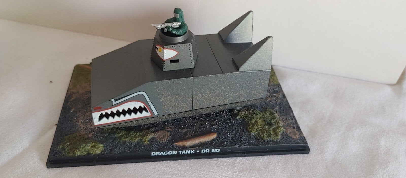 James bond Collection 1:43 dragon tank, Hobby en Vrije tijd, Modelauto's | 1:43, Verzenden, Zo goed als nieuw, Overige merken