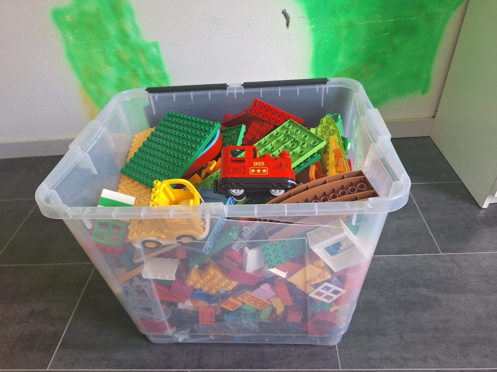 Grote bak met diverse Duplo stenen en onderdelen, Kinderen en Baby's, Speelgoed | Duplo en Lego, Ophalen, Gebruikt, Inclusief extra onderdelen