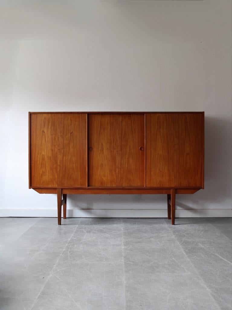 Vintage Deens highboard in teak, Huis en Inrichting, Kasten | Dressoirs, Ophalen, Met deur(en), 150 tot 200 cm, Zo goed als nieuw