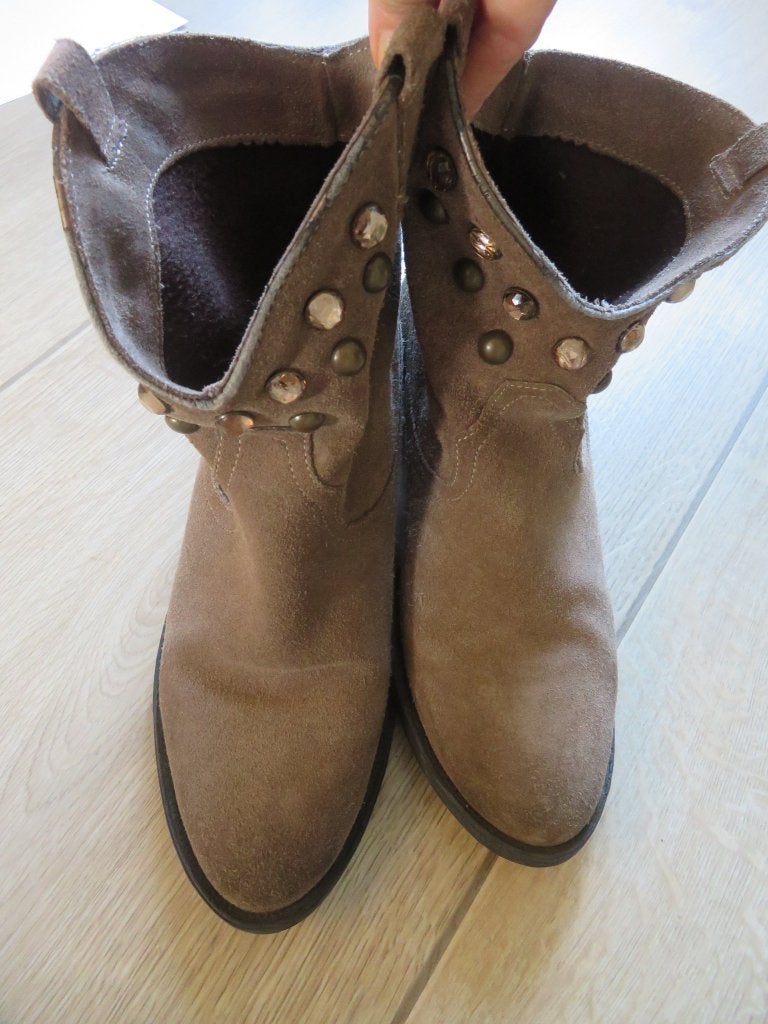 Suède Ibiza laarsjes kleur Taupe maat 39, nieuwstaat!, Beige, Lage of Enkellaarzen, Ophalen of Verzenden, Bata