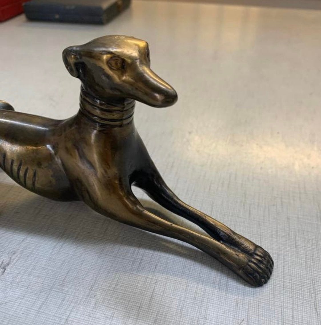 Beeld bronzen beeldje liggende hazewindhond Damme België, Ophalen of Verzenden, Zo goed als nieuw