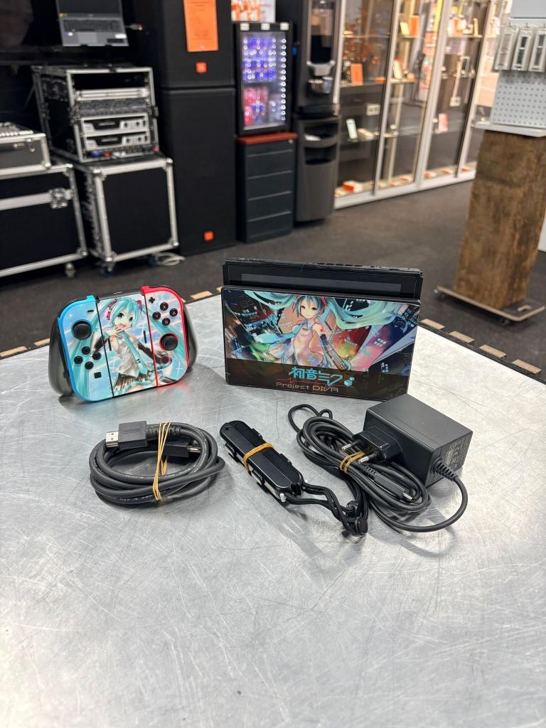 Nintendo Switch Rood/Blauw Compleet + Dock | €169,99, Spelcomputers en Games, Spelcomputers | Nintendo Switch, ., Met 2 controllers