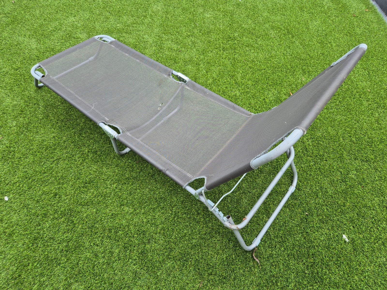 Opvouwbaar ligbed/strandbed - Grijs, Tuin en Terras, Ophalen, Gebruikt, Metaal, Inklapbaar