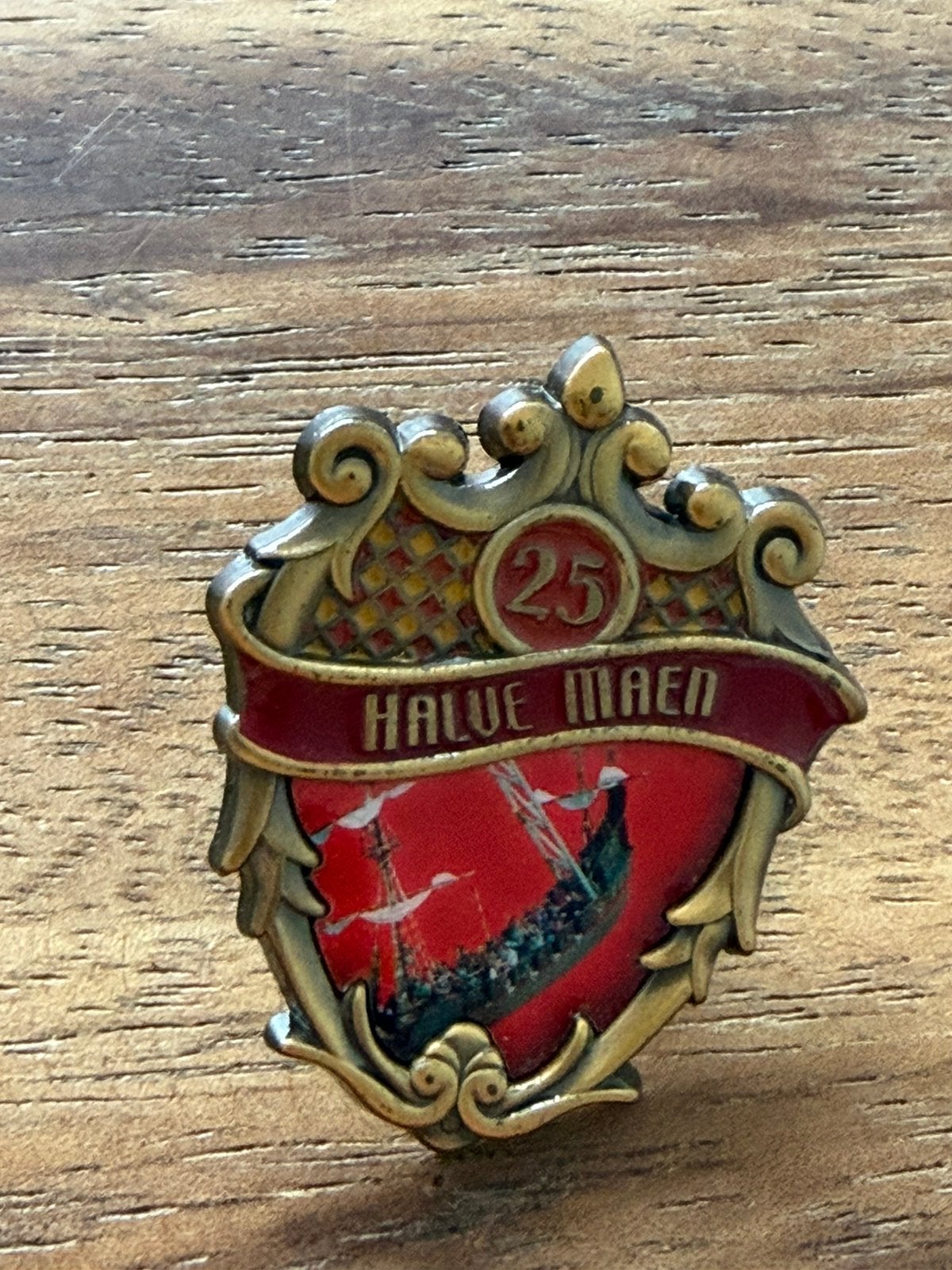 Efteling jubileum pin 25 jaar Halve Maen, Ophalen of Verzenden, Zo goed als nieuw, Button of Speldje