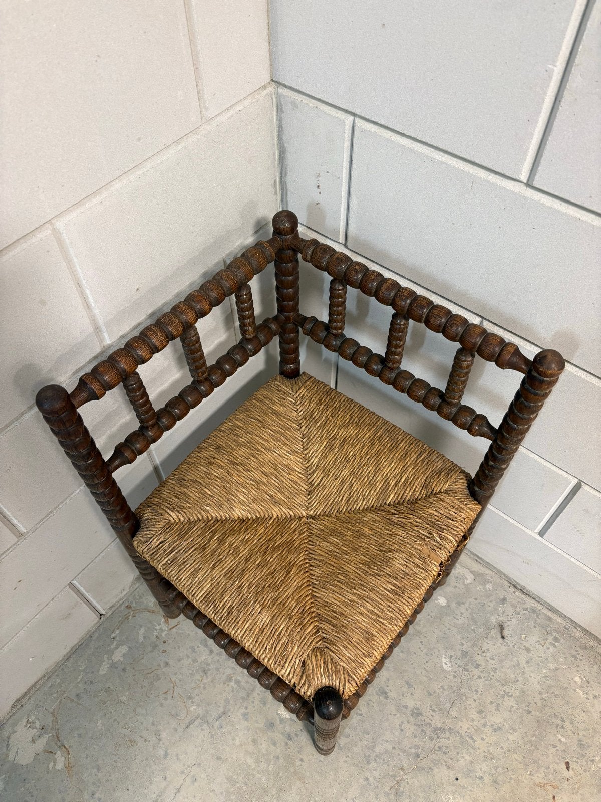 hoekstoel met biezen zitting, Antiek en Kunst, Antiek | Meubels | Stoelen en Banken, Ophalen