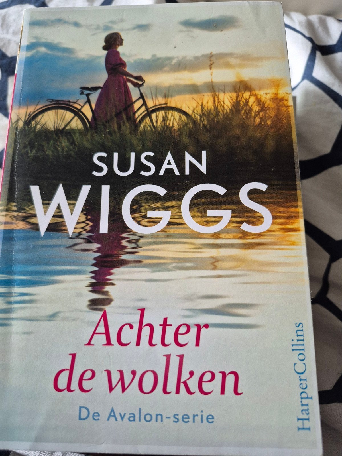 Achter de wolken - Susan Wiggs (De Avalon-serie), Ophalen of Verzenden, Gelezen, Susan Wiggs, Nederland