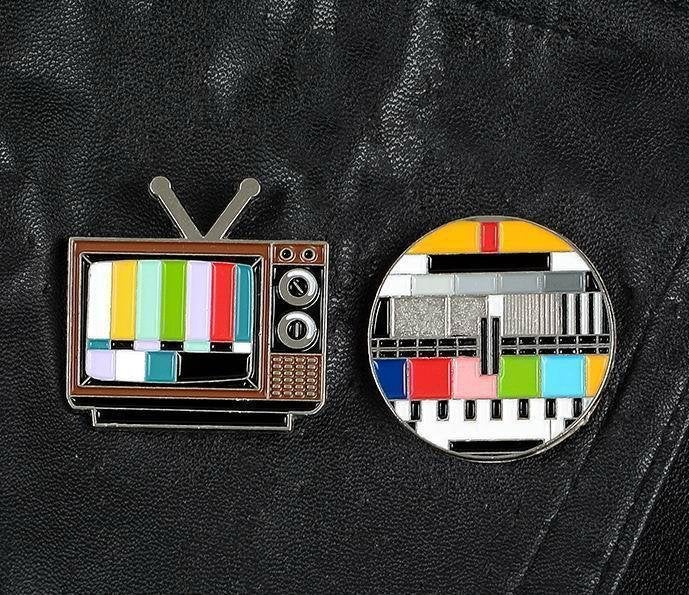CRT TV VHS Vaporwave Testbeeld Designer Enamel pin broche, Verzenden, Overige typen