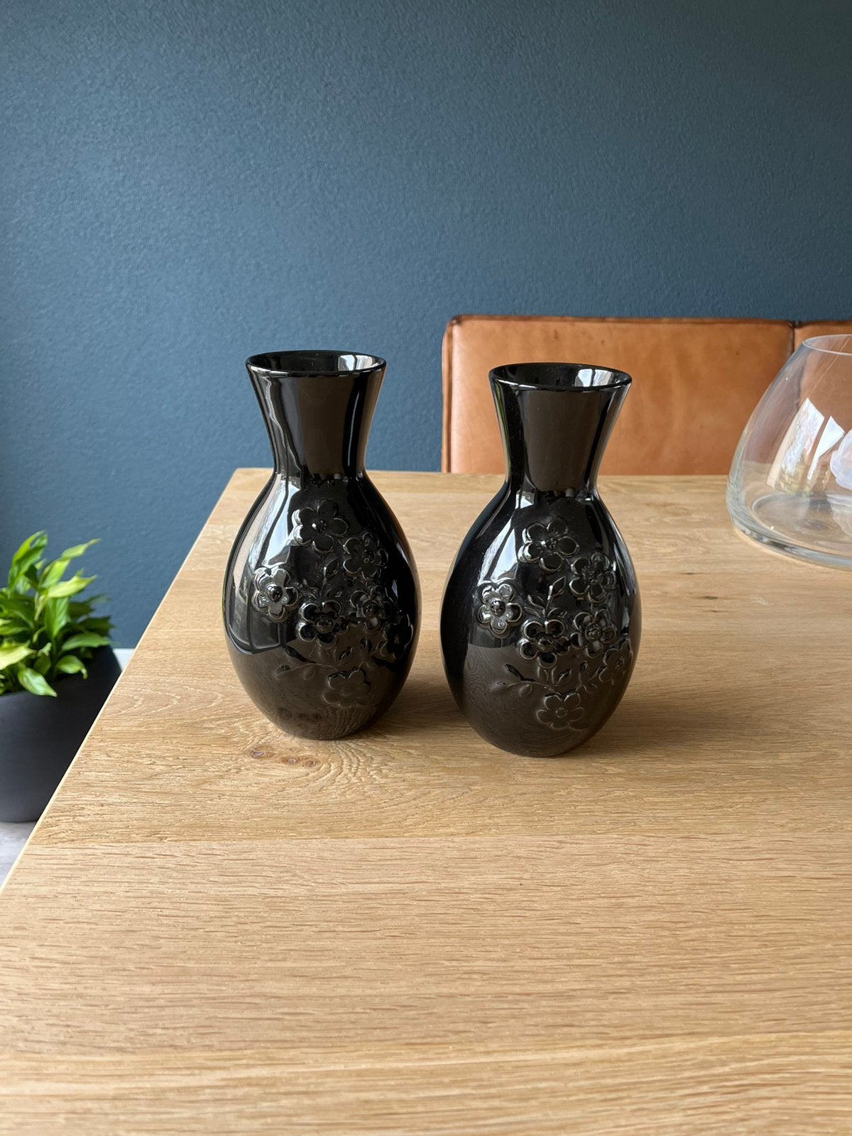 Set van 2 zwarte vazen met bloemmotief, Huis en Inrichting, Ophalen, Zo goed als nieuw, Zwart