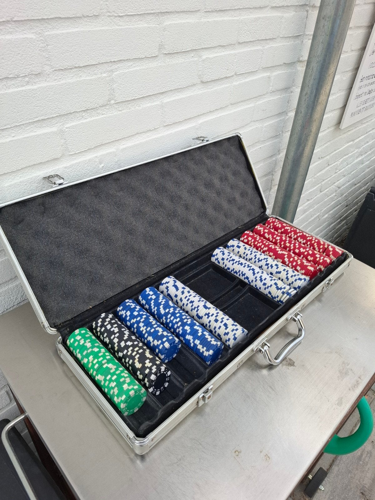 grote kist pokerfiches, Ophalen