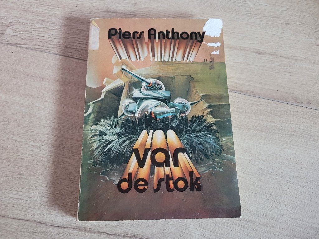 Var de Stok - Piers Anthony ~ HH8094, Boeken, Science fiction, Gelezen, Ophalen of Verzenden