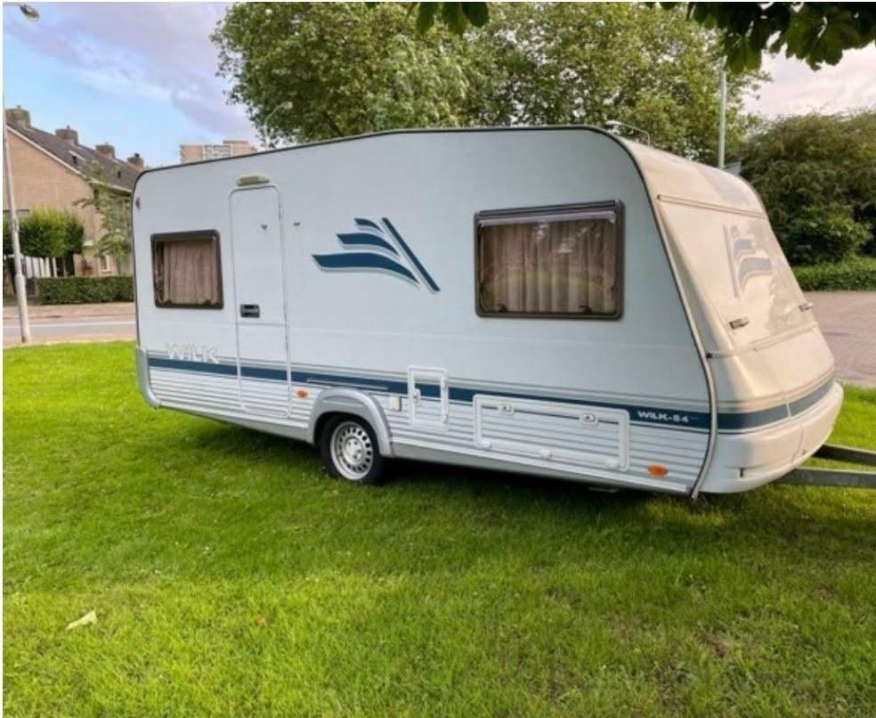 Wilk s 470 Caravan met vastbed tent + luifel 2 jaar oud, Vast bed, Rondzit, Kachel, Particulier