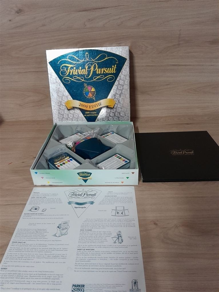 Trivial Pursuit 2000 editie - s3497, Hobby en Vrije tijd, Gezelschapsspellen | Bordspellen, Verzenden, Zo goed als nieuw