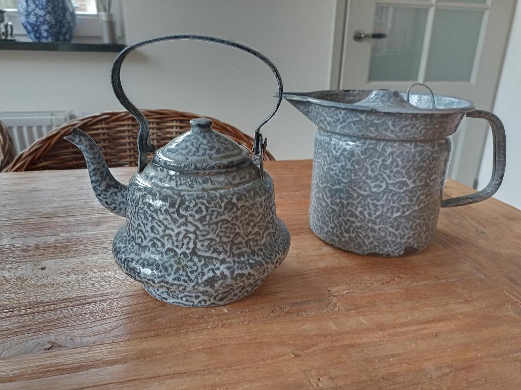 Grijsgewolkte emaille waterketel en  melkkan/koker, Ophalen of Verzenden