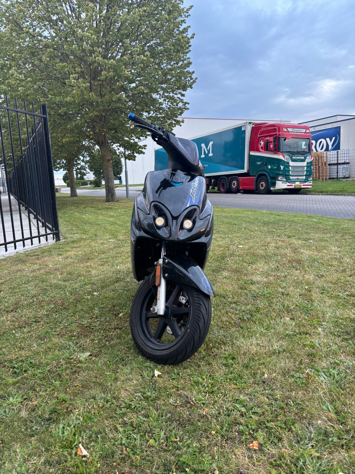 Yamaha jog r 70cc, Fietsen en Brommers, Scooters | Yamaha, Ophalen of Verzenden, Zo goed als nieuw, Tweetakt, JogR of RR