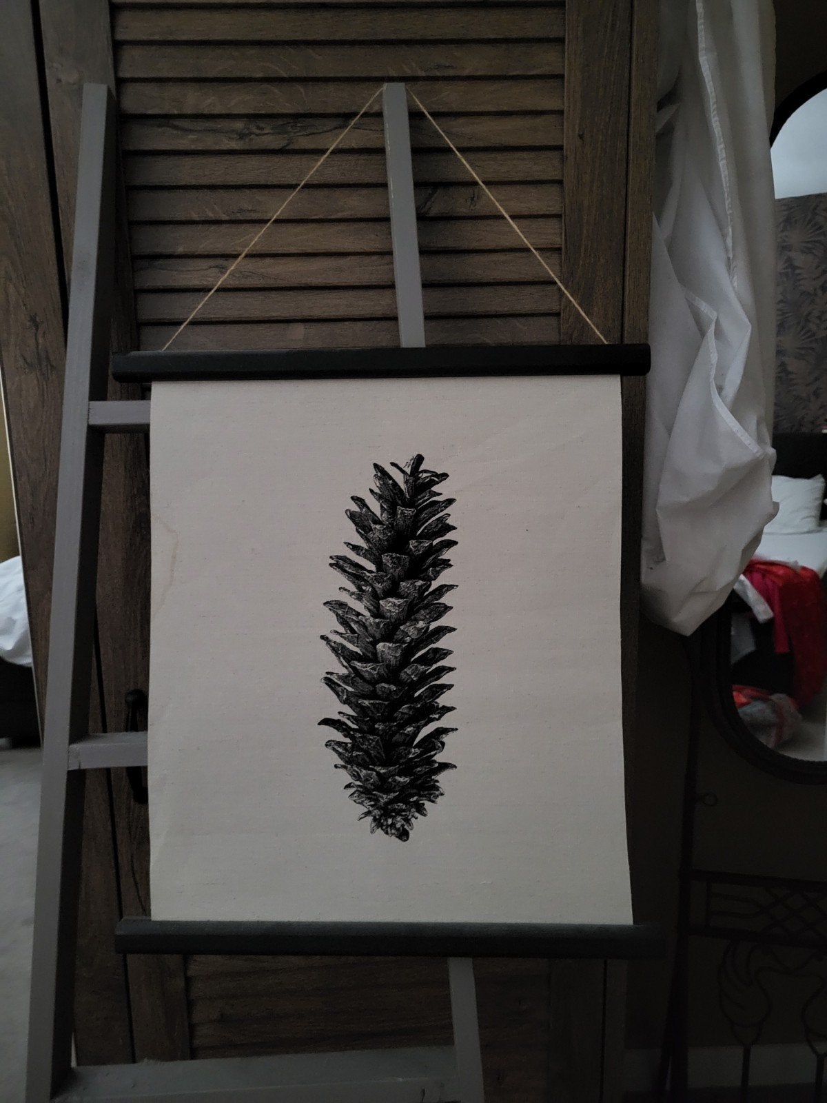 Wandhanger met dennenappel print, Ophalen, Wandhanger, Meerkleurig, Textiel