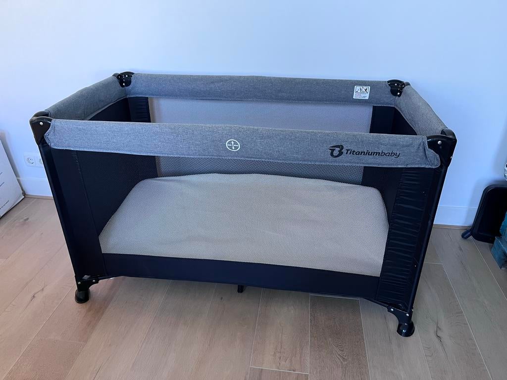 Titaniumbaby Campingbedje - Compact en Handig, Kinderen en Baby's, Babywiegjes en Ledikanten, Ophalen of Verzenden, Zo goed als nieuw