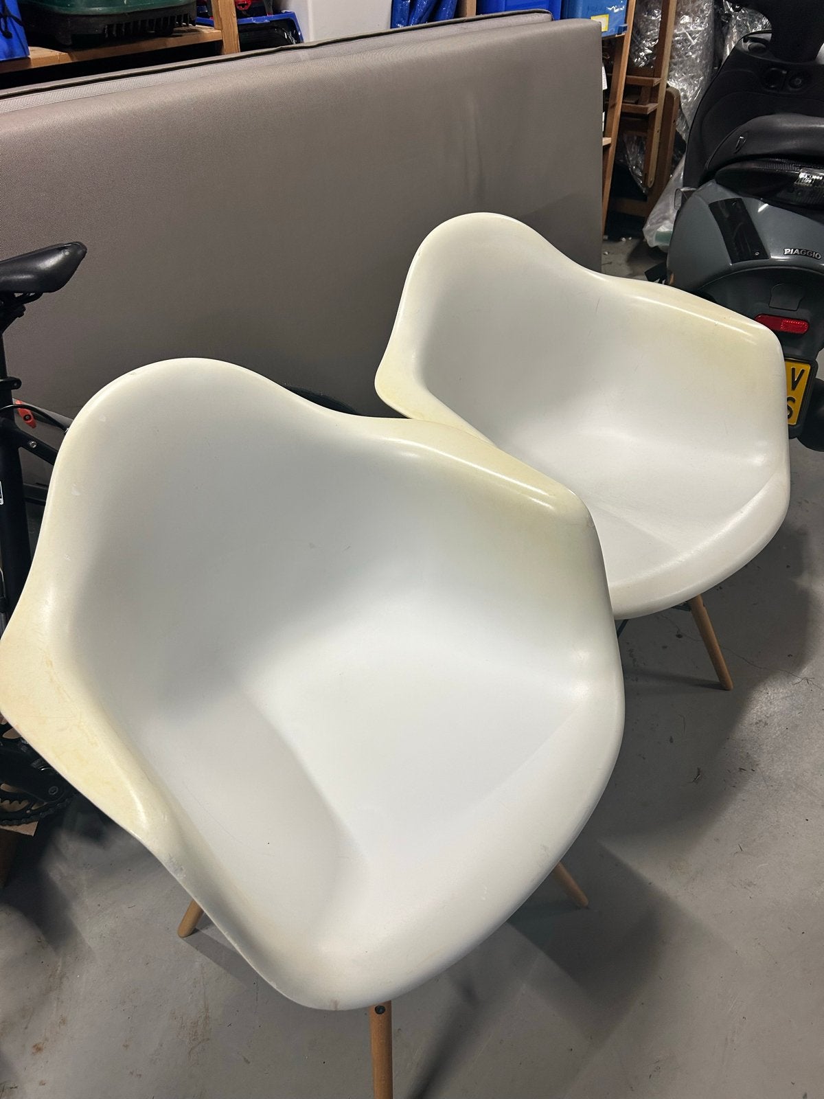 2 Vitra Eames Daw stoelen met houten onderstel, Ophalen, Gebruikt, Twee, Wit