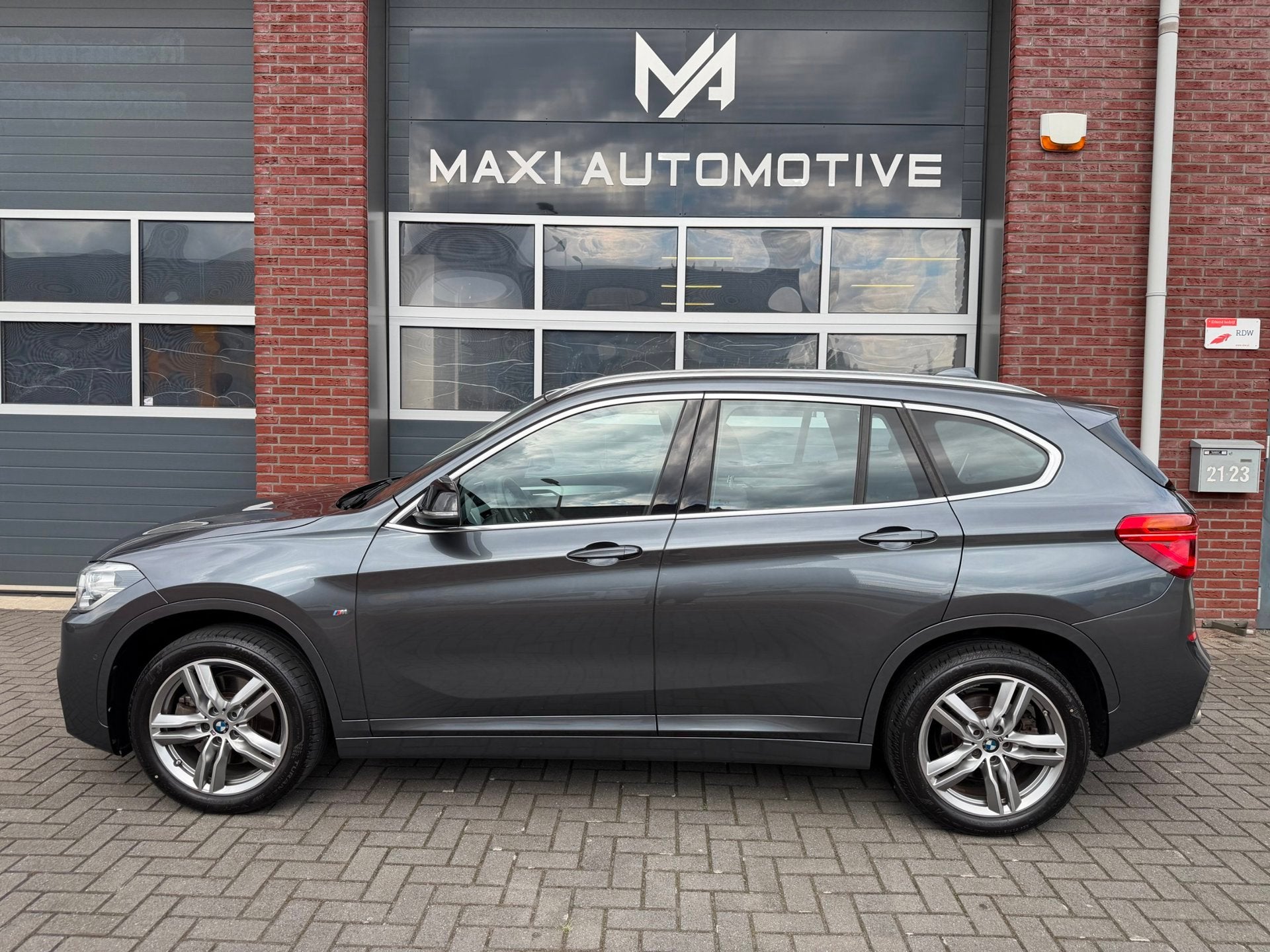 BMW X1 xDrive20i M-Sport LED ACC Camera Trekhaak Lane DAB, Auto's, Gebruikt, 2000 kg, Alcantara, Bedrijf