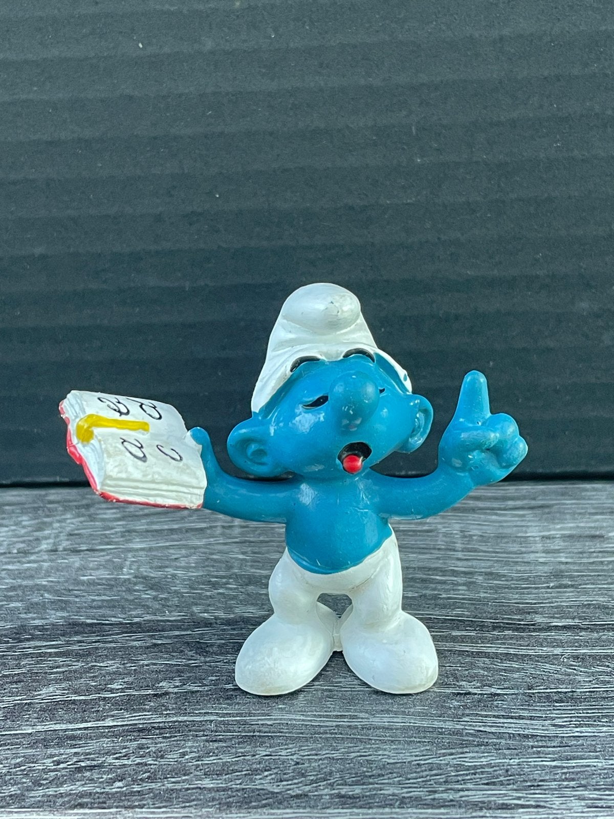 Vintage Smurf figuurtje met boekje - Zeldzaam verzamelobject, Ophalen of Verzenden, Gebruikt, Overige Smurfen, Poppetje, Figuurtje of Knuffel