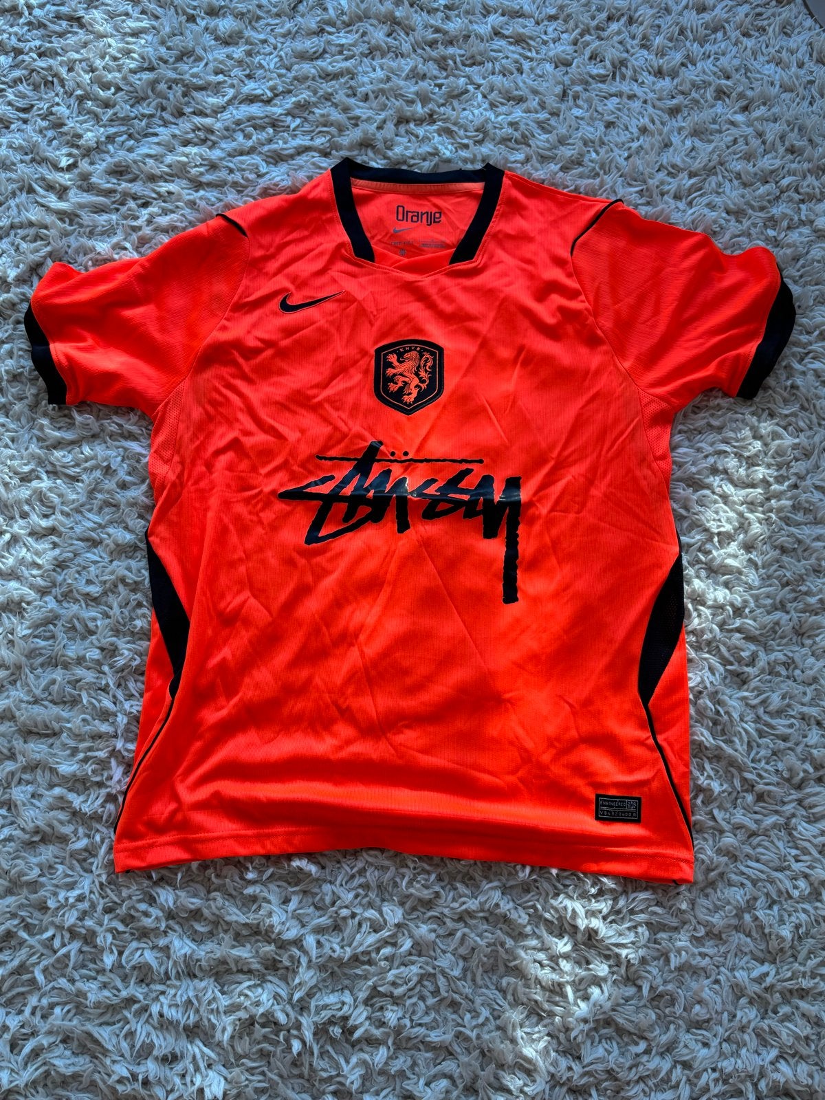 Oranje Stussy x Nike voetbalshirt, Maat 52/54 (L), Nieuw, Oranje, Ophalen of Verzenden