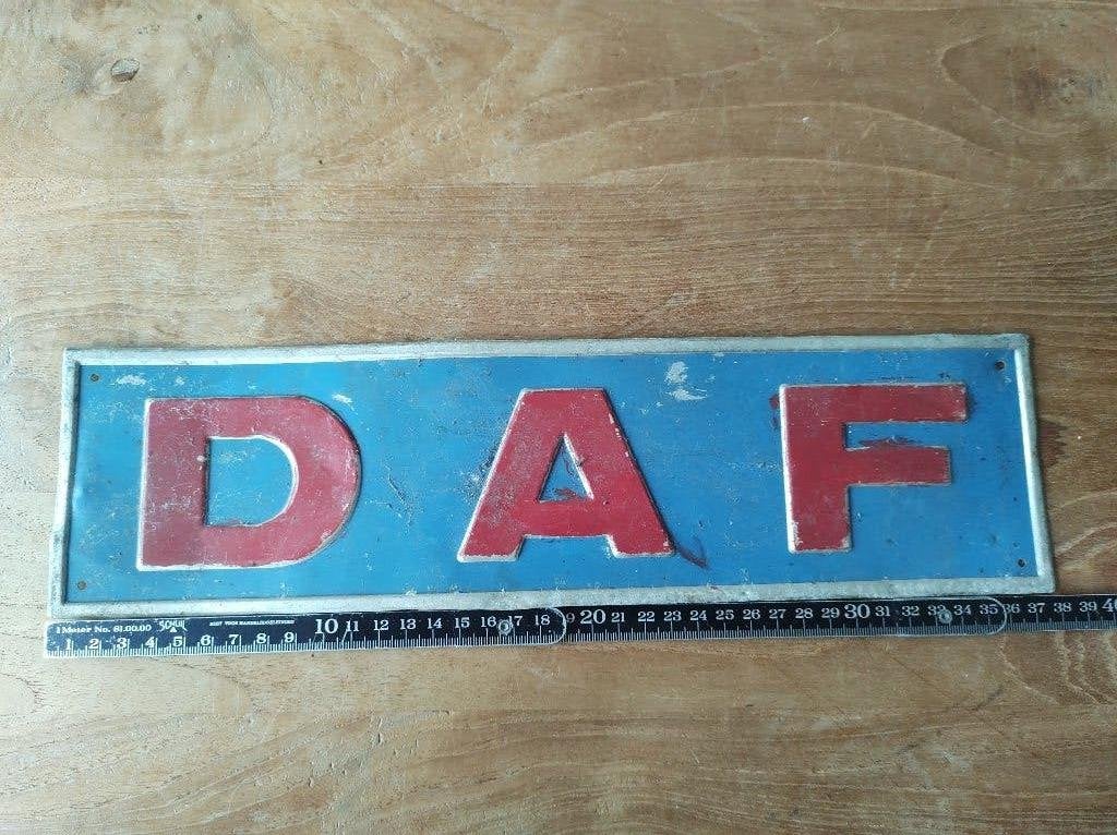 Oude aluminium DAF vrachtauto vrachtwagen merk plaat decal, Verzamelen, Ophalen of Verzenden, Gebruikt, Reclamebord
