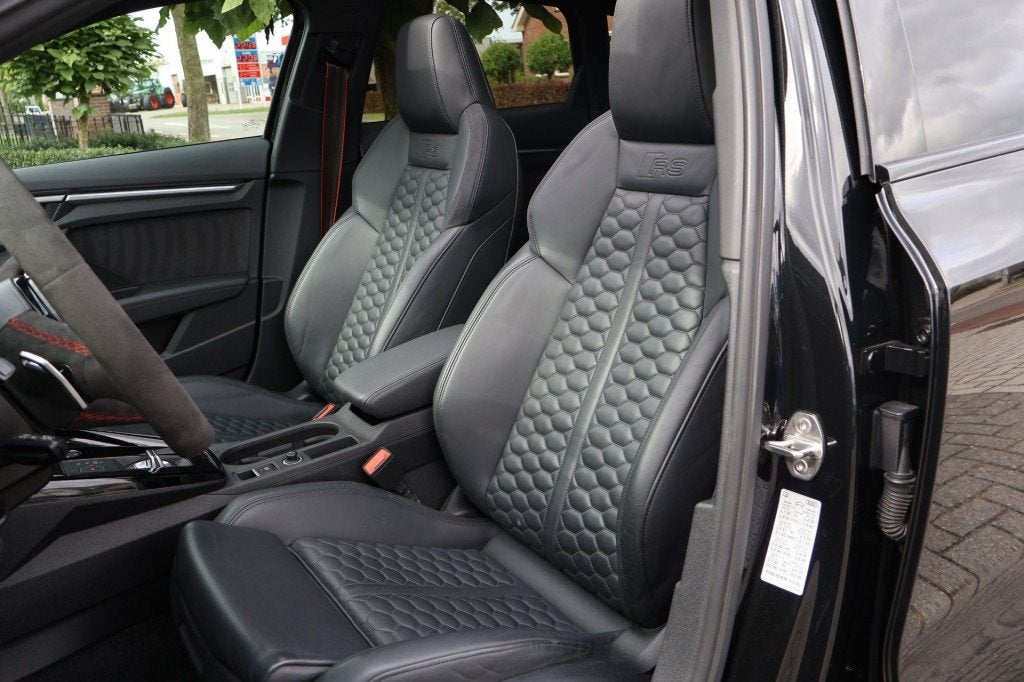 Audi RS3 Sportback (400PK) Keramisch/Pano/RS uitlaat/HUD/VOL, Auto's, Audi, Automaat, Gebruikt, RS3, Leder