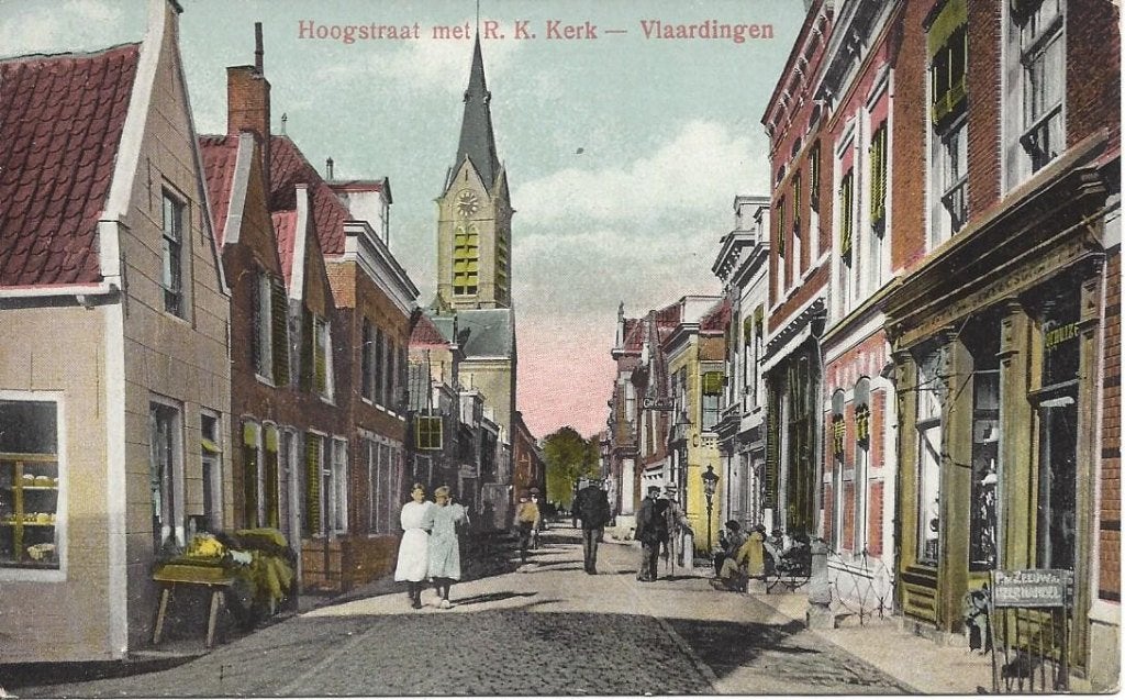 Vlaardingen (Z.H.) Hoogstraat met R.K. Kerk en Volk, Ophalen of Verzenden, Voor 1920, Ongelopen, Zuid-Holland