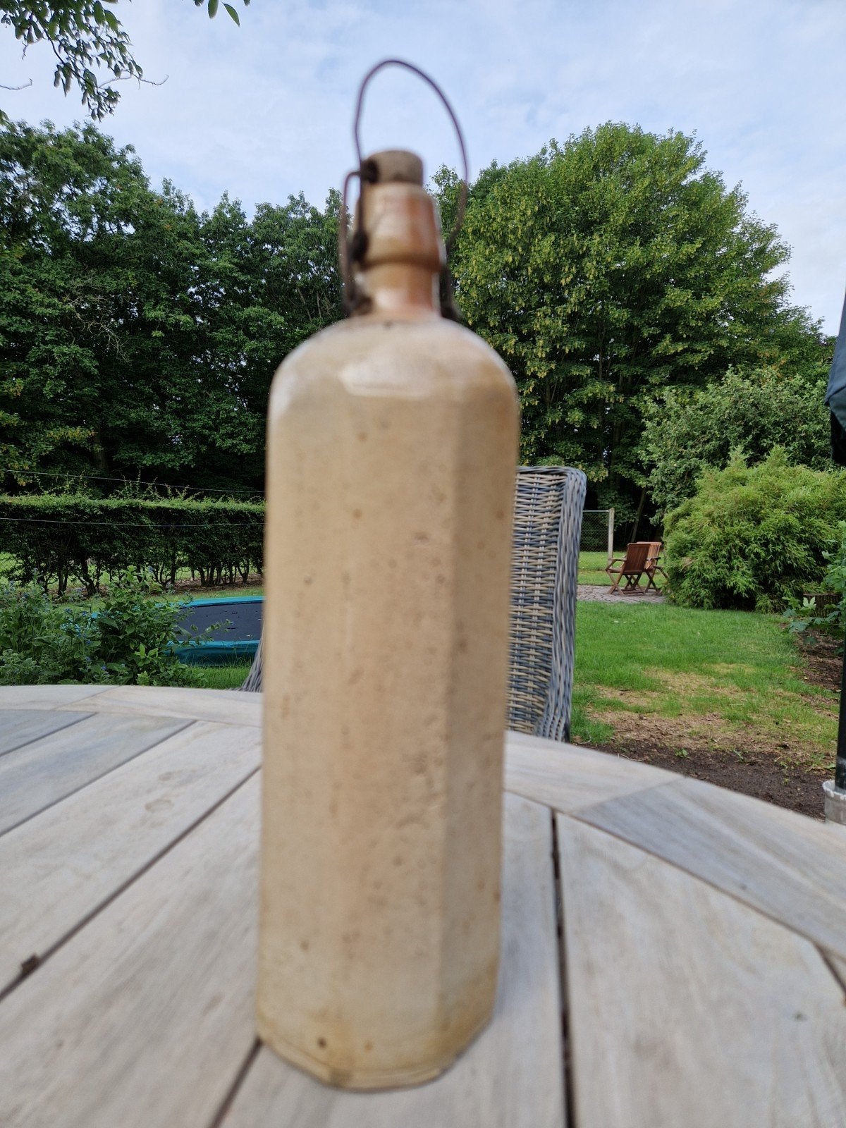 Antieke stenen kruik met beugelsluiting, Antiek en Kunst, Ophalen of Verzenden