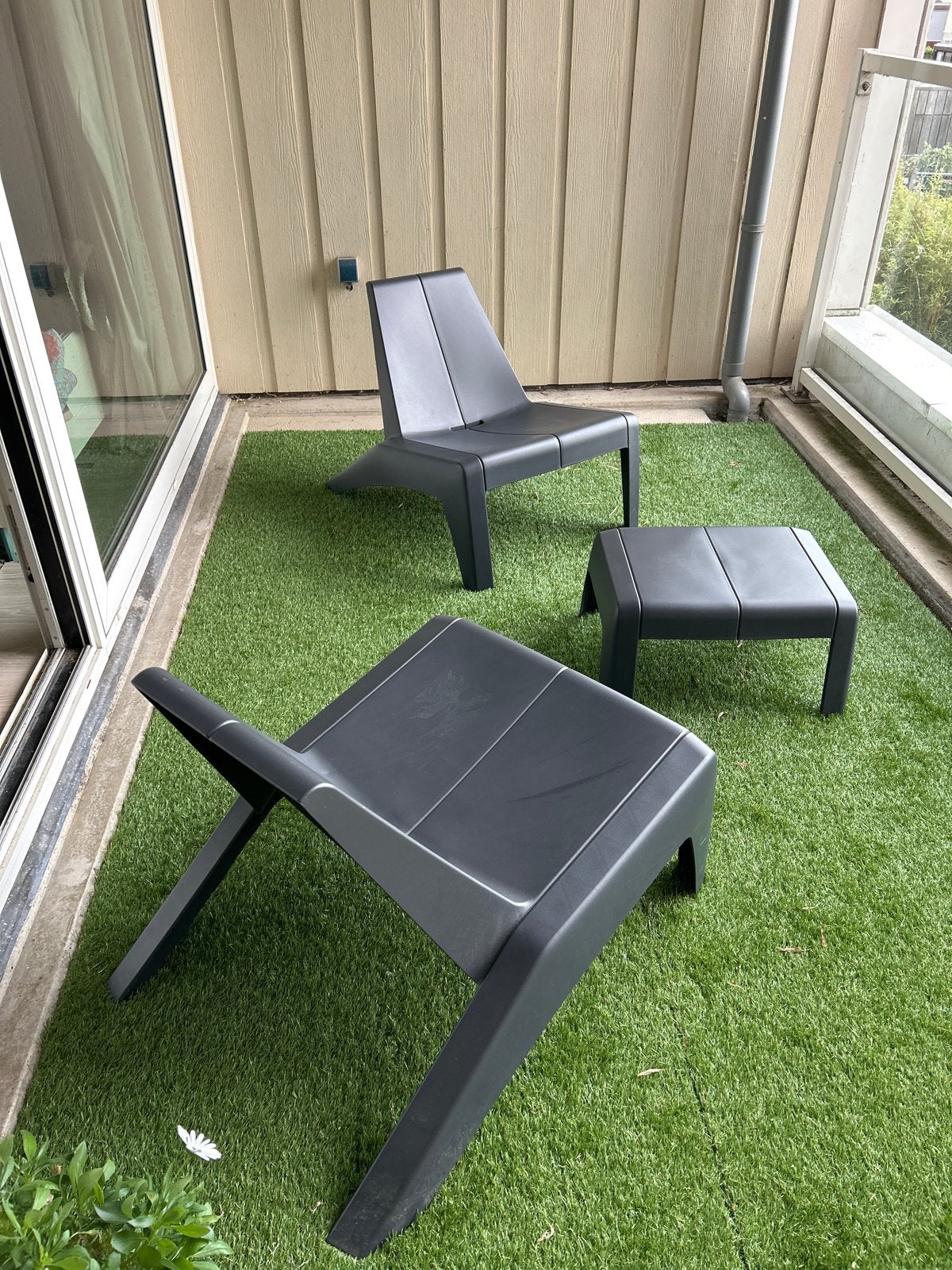Moderne kunststof tuinstoelen met bijzettafel, < 1 jr oud, Tuin en Terras, Kunststof, Gebruikt, Stoel, Tuinset