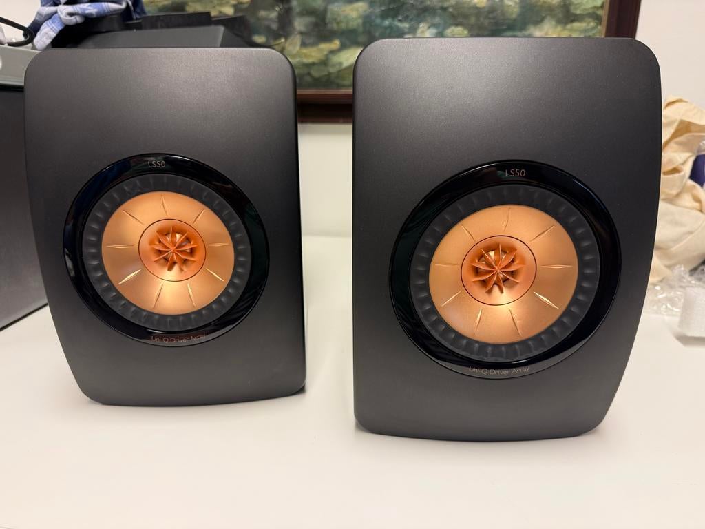 KEF LS50 luidsprekers met bijpassende stands, Zo goed als nieuw, 120 watt of meer, Front, Rear of Stereo speakers, Ophalen