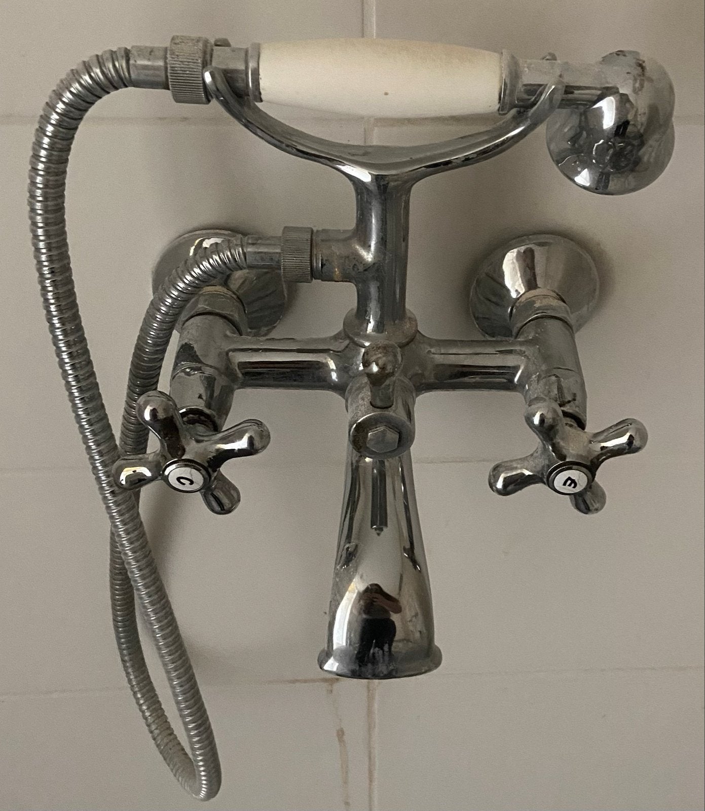 Klassieke wandgemonteerde chromen badkraan met handdouche, Ophalen, Gebruikt, Chroom, Kraan