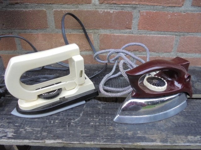2 oude strijkijzertje, Ophalen of Verzenden