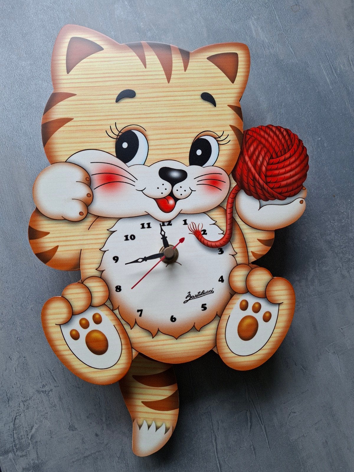 Leuke kinderklok in de vorm van een kat met wol, Ophalen of Verzenden, Zo goed als nieuw