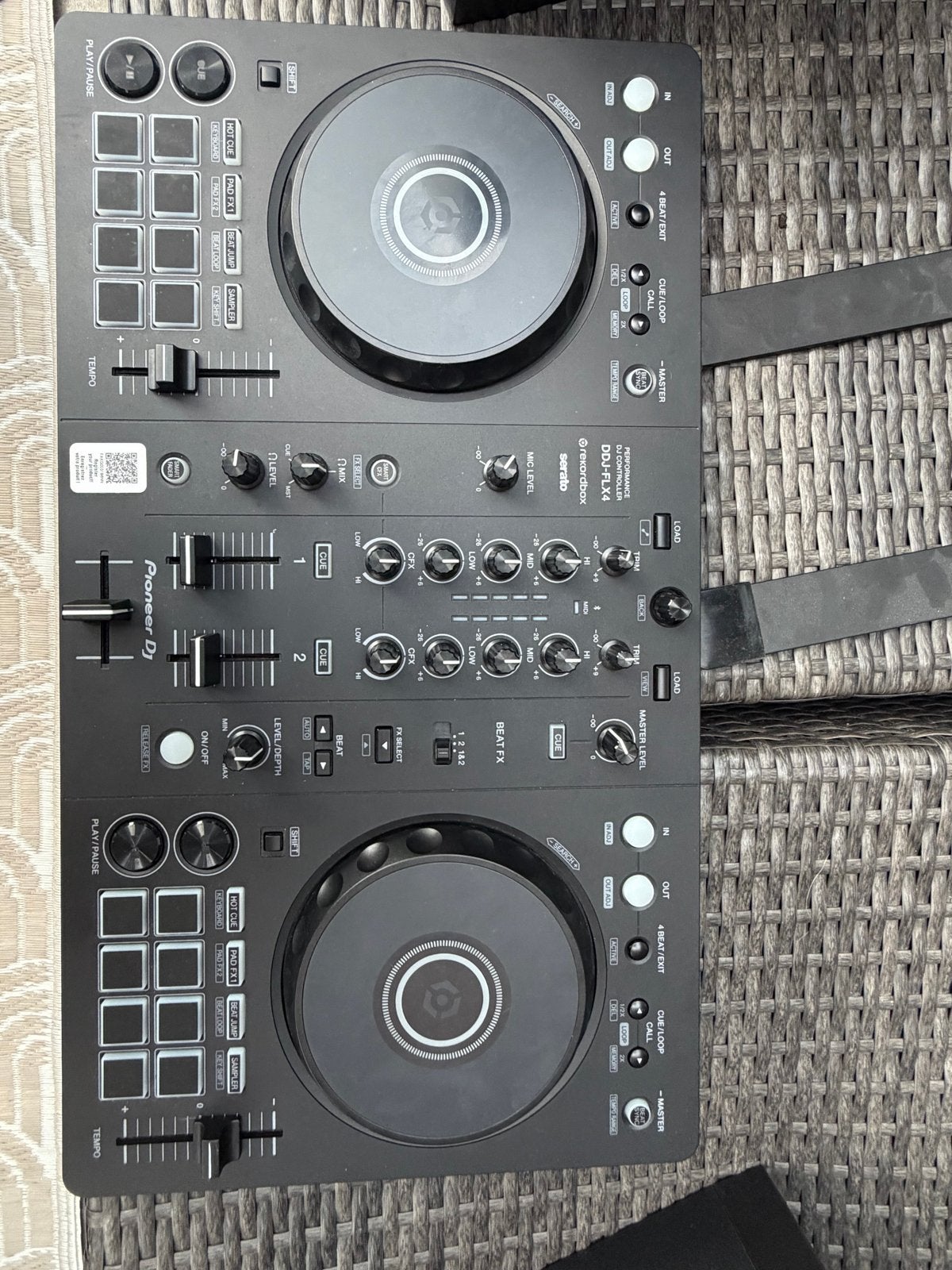 Foto 8 van Complete DJ-set: Pioneer DDJ-FLX4, Adam Audio T7V, Devine