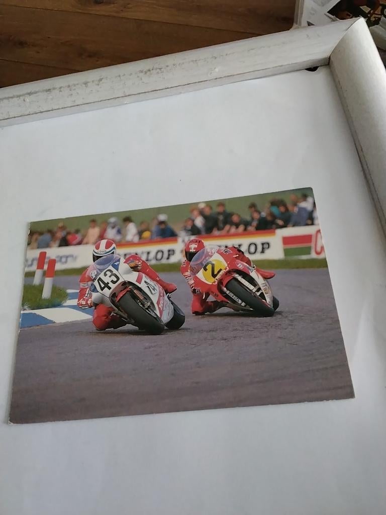 TWEE MOTORCOUREURS IN ACTIE OP EEN CIRCUIT  1990, Ophalen of Verzenden, 1980 tot heden